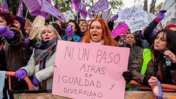 Des milliers de femmes dans les rues contre les négociations entre la droite et l'extrême droite en Andalousie