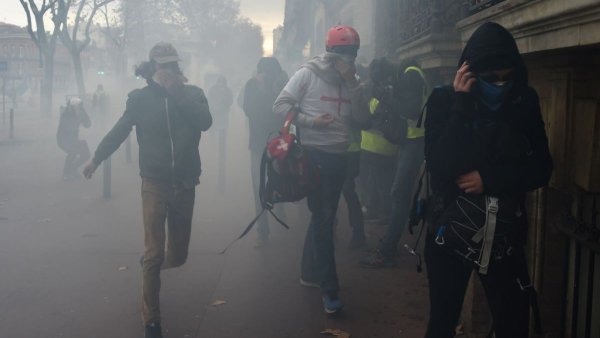 « Brûlures, nausées, vomissements » : à Toulouse, les CRS utilisent bien des gaz plus agressifs