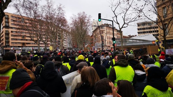 Sous la pluie, les grenades et les lacrymo, près de 10000 Gilets Jaunes a Toulouse