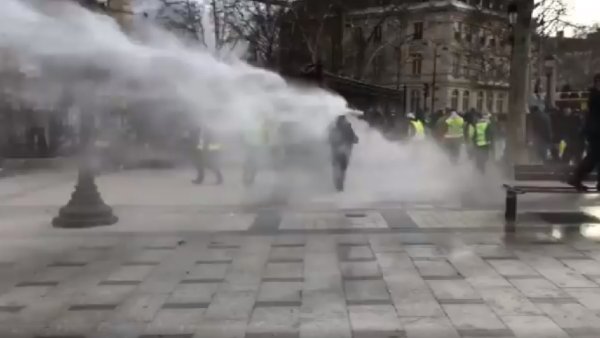 VIDEO. Acte XVI : Sur les Champs Elysées, la police fait tourner les canons à eau. Au moins une arrestation