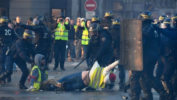 Gilets jaunes : il n'y a ni « répression » ni « violences policières » pour Macron