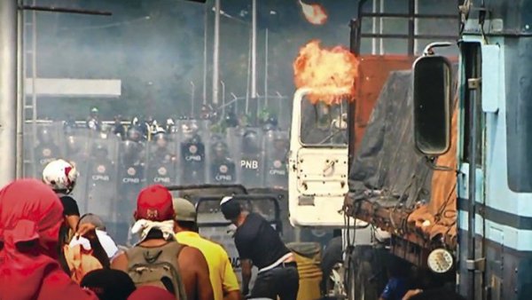 Le camion « d'aide humanitaire » envoyé au Venezuela a été brûlé par des partisans de Guaido
