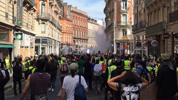 Direct Toulouse. Pluie de gaz lacrymogènes et charges de CRS sur les Gilets Jaunes