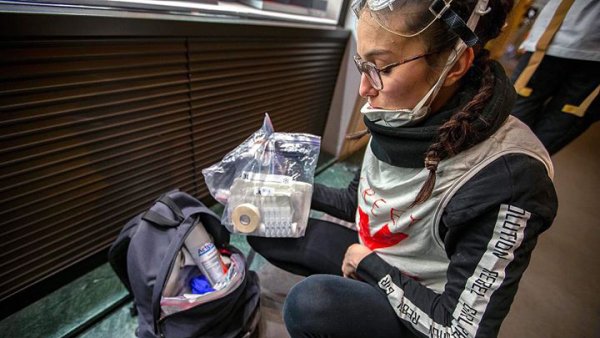 “J'avais peur de mourir”. Mélissa, 18 ans, street-médic violemment matraquée par des CRS à Nice