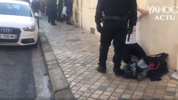 VIDEO. Bordeaux : interpellations en masse, l'un à genoux, les autres alignés debout face contre un mur