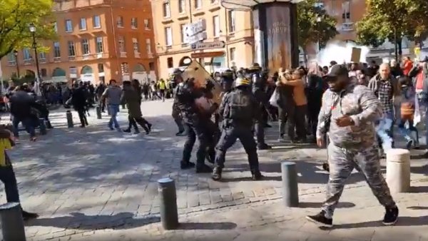 VIDEO. La police crée une nasse, lance une grenade à l'intérieur puis frappe les manifestants qui fuient les gaz