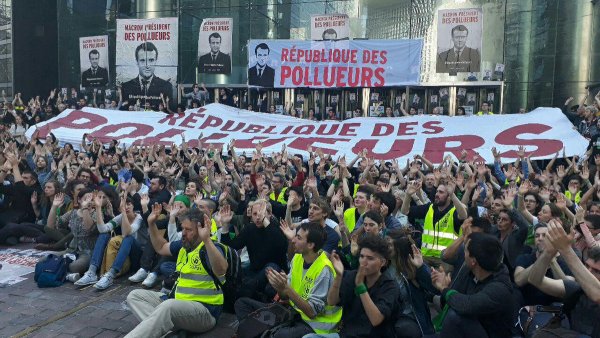  La Défense. Plus de 2000 personnes bloquent le siège de Total et EDF pour l'écologie