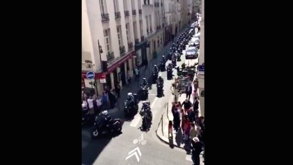 VIDEO. Plus d'une trentaine de policiers motards se dirigent en escadron vers les Gilets Jaunes