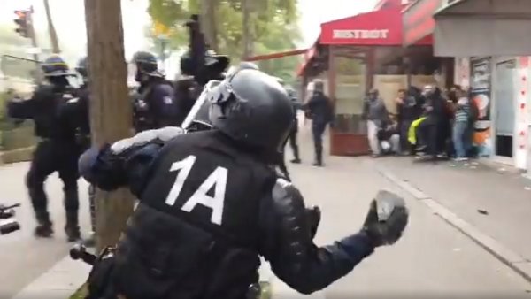 VIDEO. Quand un policier jette un pavé sur des manifestants