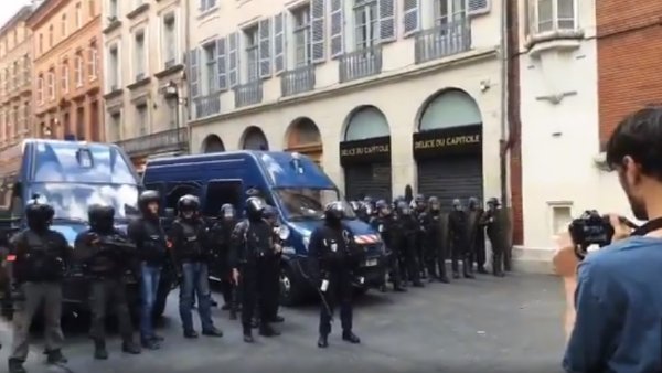 VIDEO. Toulouse. La police empêche l'accès à la place du Capitole, "laissez-nous passer" scandent les Gilets Jaunes