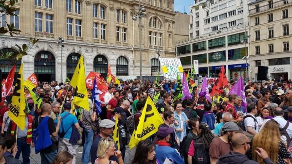 Manifestation nationale des cheminots à Paris contre la réforme ferroviaire et la souffrance au travail
