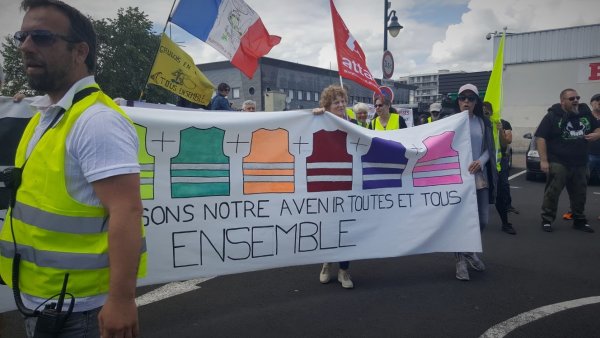 Mantes la Jolie : des centaines de gilets de toutes les couleurs font halte devant le lycée Saint-Exupéry