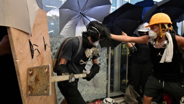 Hong-Kong. Des manifestants prennent d'assaut et occupent l'Assemblée