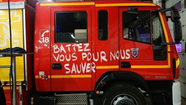 Les pompiers du Val d'Oise sévèrement sanctionnés pour avoir porté un brassard « en grève »
