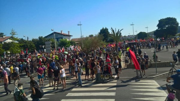 15 000 manifestants à Hendaye contre le G7, la police réprime avec une violente charge
