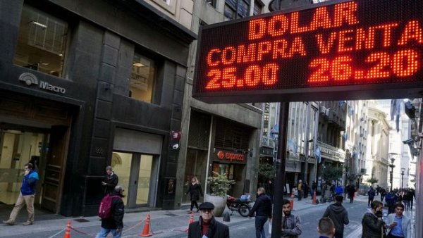 Après les élections primaires et dans un climat social tendu, l'économie argentine au bord de la débâcle