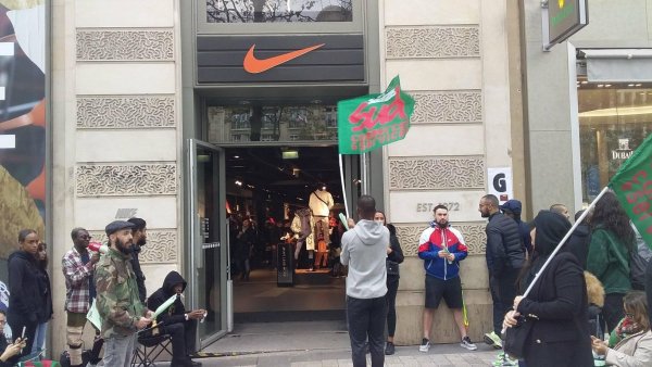 Grève chez Nike sur les Champs-Elysées : « nous voulons simplement que soit appliquée la loi »