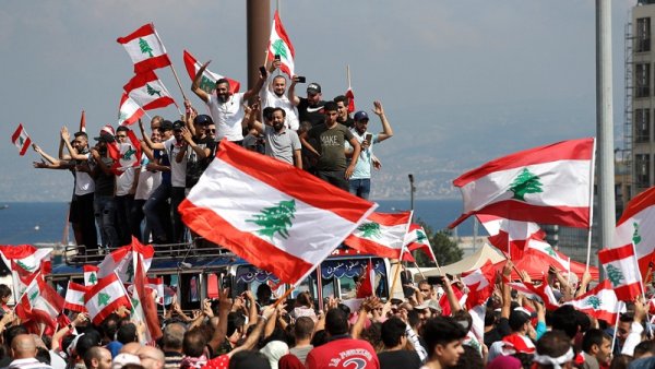 Liban : Sous la pression de la rue, le gouvernement recule
