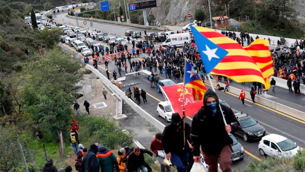 VIDEO. Des indépendantistes bloquent l'autoroute A9 entre la France et l'Espagne pour se faire entendre
