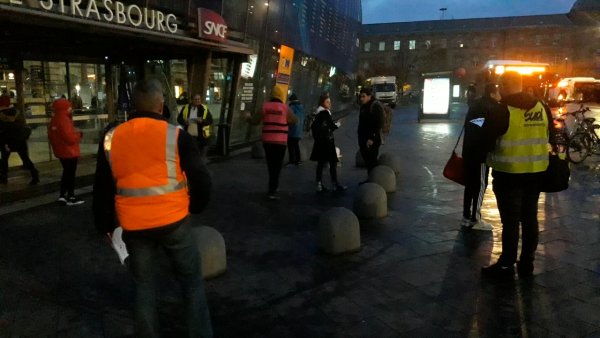 Grève de décembre. A Strasbourg gilets jaunes et cheminots SUD-Rail s'adressent ensemble aux usagers