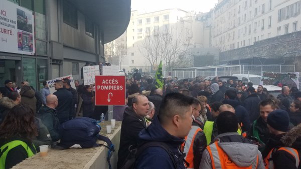 A Paris-Nord, les cheminots et la RATP en grève convergent dans une ambiance explosive et déterminée