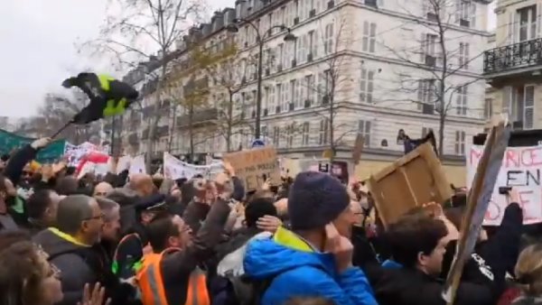 VIDEO. A Paris, l'énorme clameur pour saluer la remontée des grévistes de la RATP dans le cortège