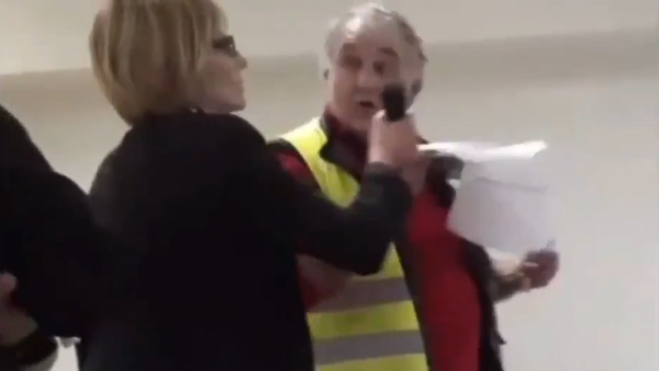 Une députée LREM arrache le micro des mains d'un Gilet jaune lors d'un débat sur les retraites