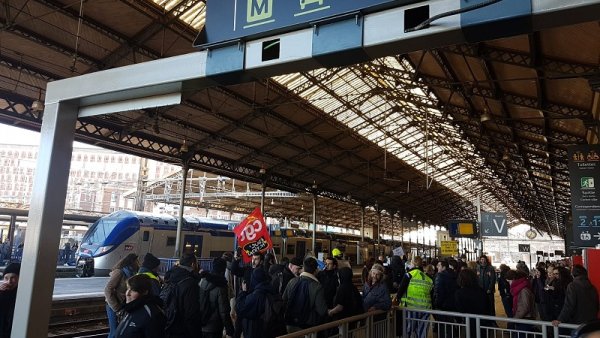 Direct Toulouse. Malgré la répression et les lacrymo', les manifestants envahissent la gare !