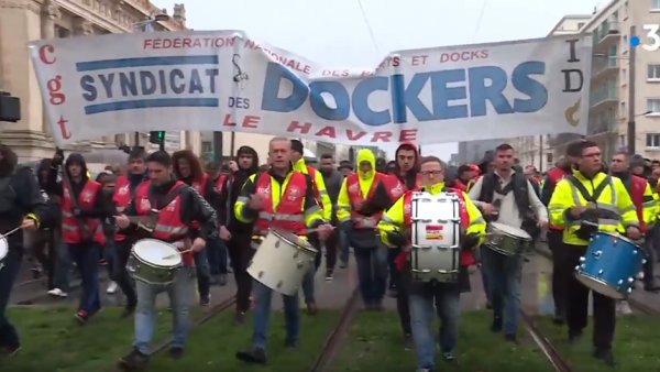 9 janvier. Au Havre, plus de 35 000 manifestants, les dockers et agents portuaires en première ligne