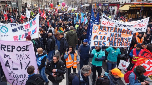 A Paris, grosse détermination du cortège RATP-SNCF en tête de manifestation malgré la forte répression