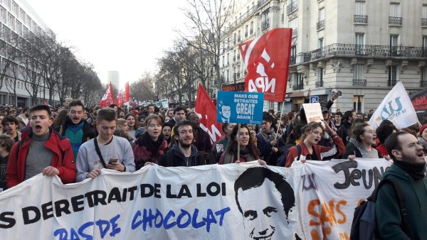 Les jeunes de nouveau dans la rue : grève, blocage, Macron dégage ! 