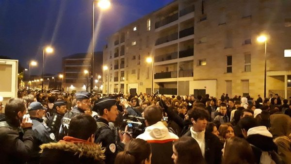 Bordeaux. La police devant les salles d'examen pour forcer les élèves à composer