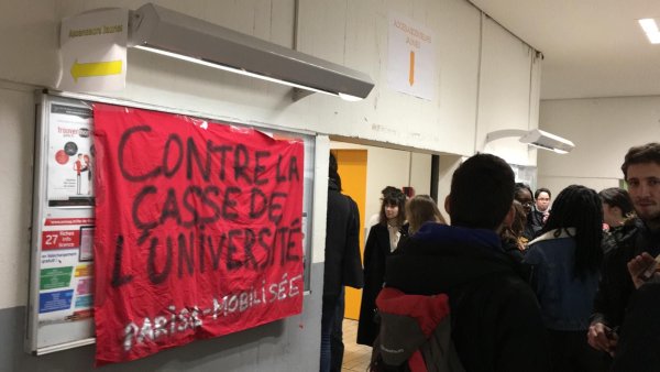 Tolbiac : étudiants, personnels et grévistes bloquent la fac malgré les vigiles et la police