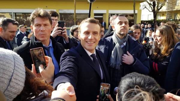 A Mulhouse pour parler « séparatisme », Macron forcé d'aborder emploi et enfance