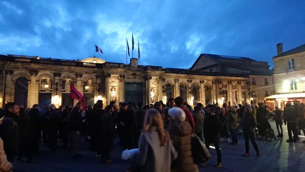 Bordeaux. Manifestation devant la permanence d'une députée LREM après l'annonce du 49.3