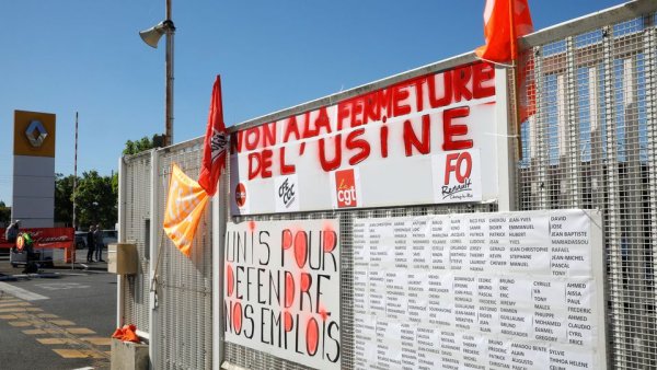 A Choisy, les ouvriers de Renault en grève reconductible bloquent l'usine