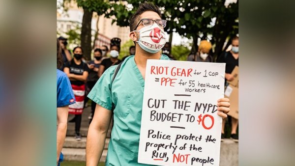 Mike Pappas, médecin, street-medic et militant de Left Voice arrêté par la police à New-York