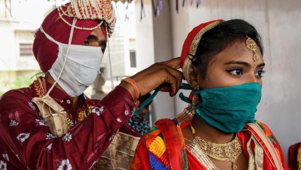 Reconfinements locaux en Inde : à travers le monde l'épidémie s'accélère