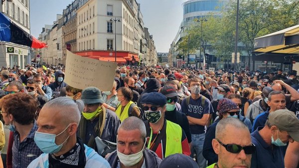 Malgré la répression, des milliers de Gilets jaunes défilent à Paris