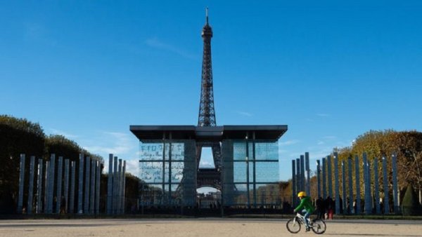 Climat islamophobe : Deux femmes voilées poignardées au pied de la tour Eiffel