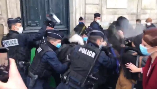 Vidéo. Violences policières au lycée Colbert à Paris, la police débloque à coup de lacrymo