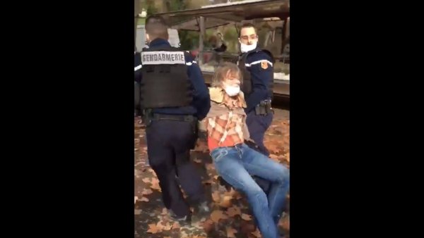 Vidéo : une maman trainée par la police pour avoir défendu sa fille