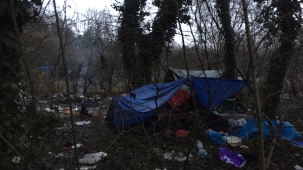 Tentes lacérées, couvertures dans la boue : la police évacue le camp de migrants de Grande Synthe