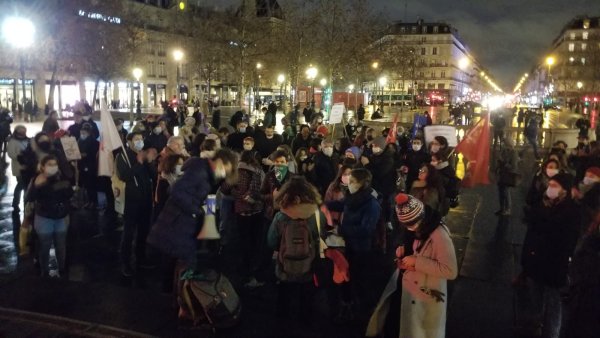 Paris. Une centaine de personnes rassemblées en soutien au droit à l'avortement en Argentine