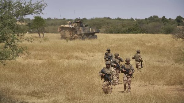 Huit ans après, la France toujours en guerre au Mali : troupes françaises hors d'Afrique !