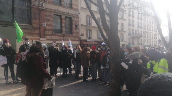 « On doit s'organiser » : à Paris, près de 100 personnes réunies pour dénoncer la situation des étudiants étrangers