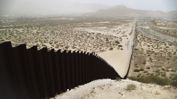 Deux enfants jetés de 4 mètres de haut à la frontière états-unienne : Biden est responsable