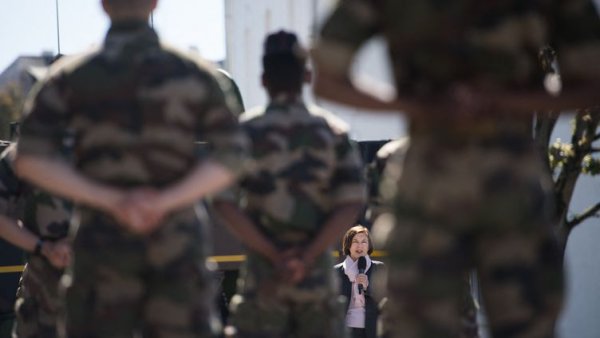 Tribune dans Valeurs Actuelles : un nouveau révélateur des liens entre extrême-droite et armée française