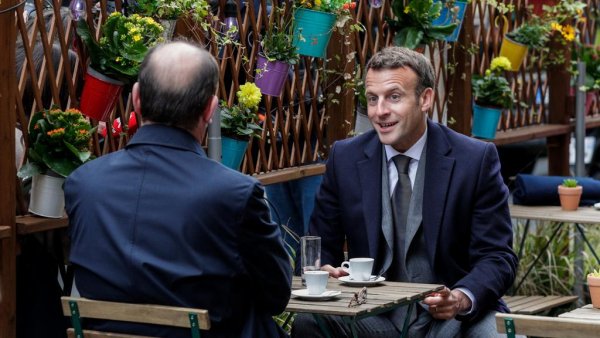 Crise sanitaire : Macron se pavane en terrasse malgré sa gestion catastrophique