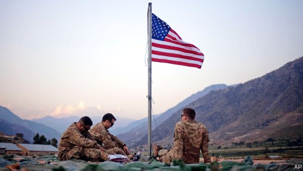 La victoire des talibans ou le "moment Saïgon" des Etats-Unis en Afghanistan